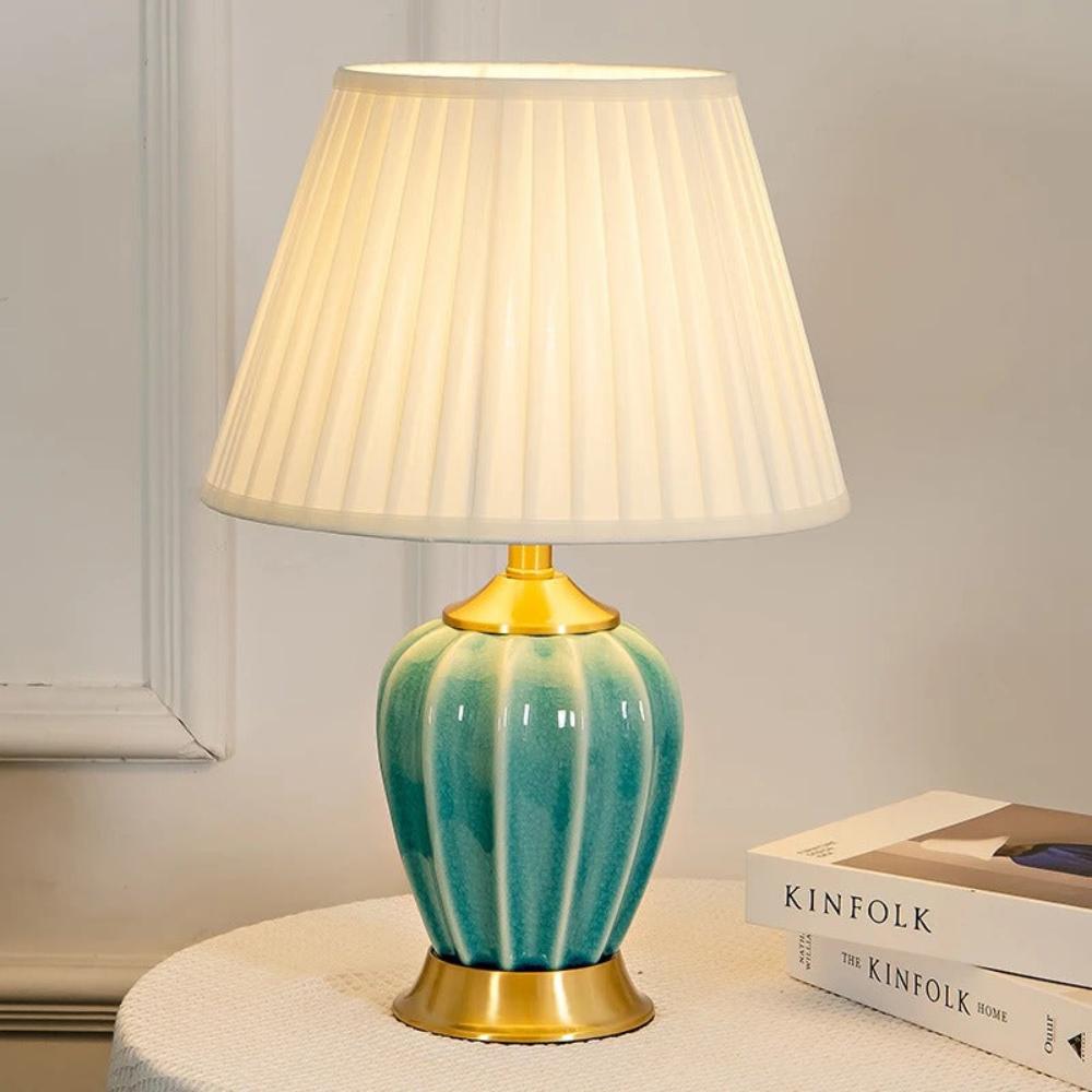 Lampe de chevet céramique blanche et dorée avec abat-jour plissé