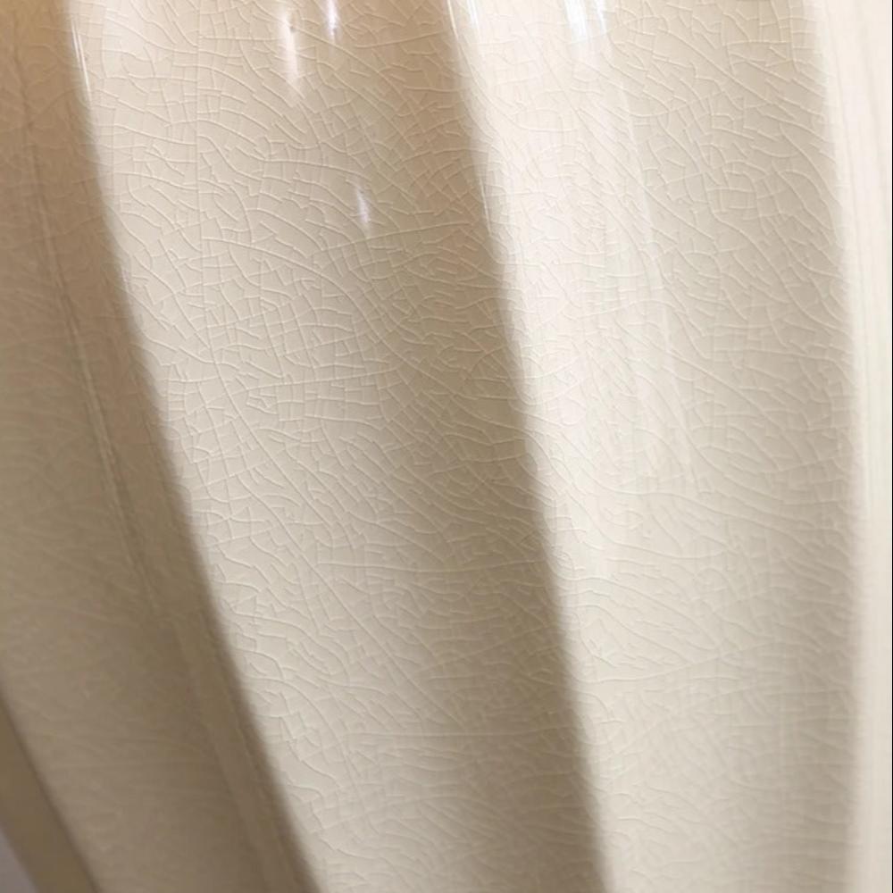 Lampe de chevet céramique blanche et dorée avec abat-jour plissé