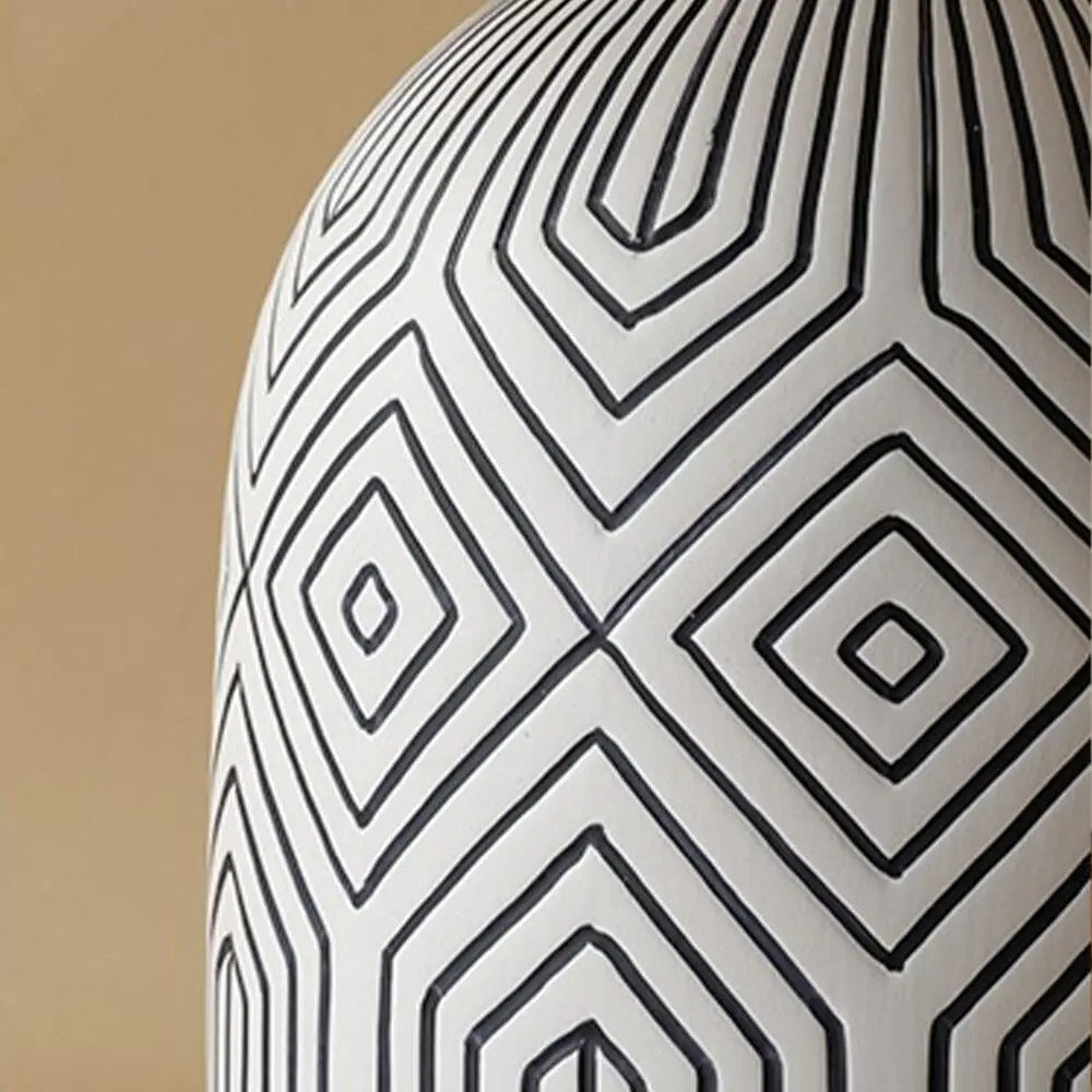 Lampe de Chevet en Porcelaine – Motif Géométrique Noir et Blanc