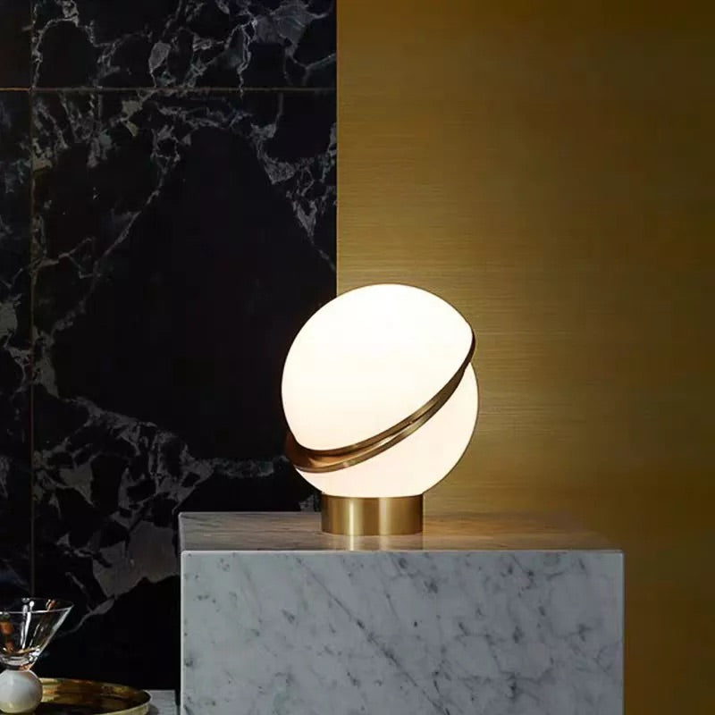 Lampe Boule à Poser – Design Sphérique et Anneau Doré