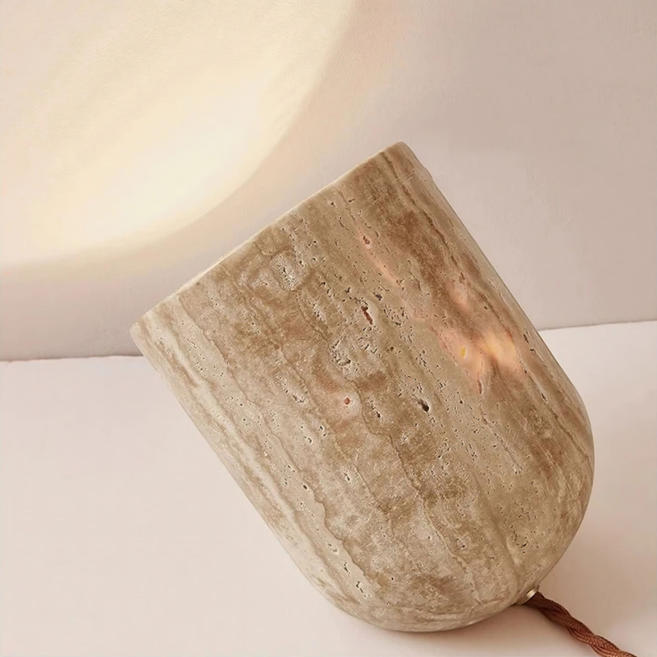 Lampe de chevet en travertin naturel et verre